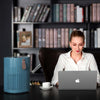 Dame aan bureau met AirExchange 150‑T, fluisterstille luchtreiniger, voor schone lucht en betere slaap, blauw